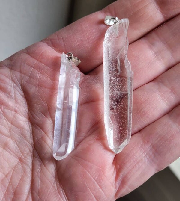 Hanger ruwe heldere bergkristal punt 4 of 5 cm Clear quartz crystal