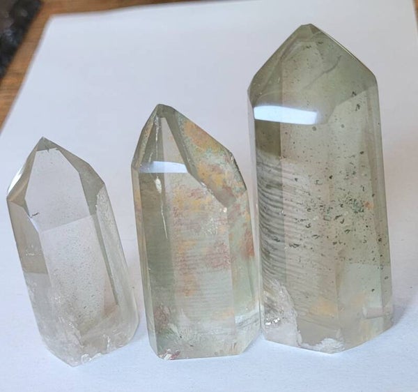 Geslepen toren Bergkristal met Chloriet 5 -7,5 cm Turm geschliffen Bergkristall mit Chlorit