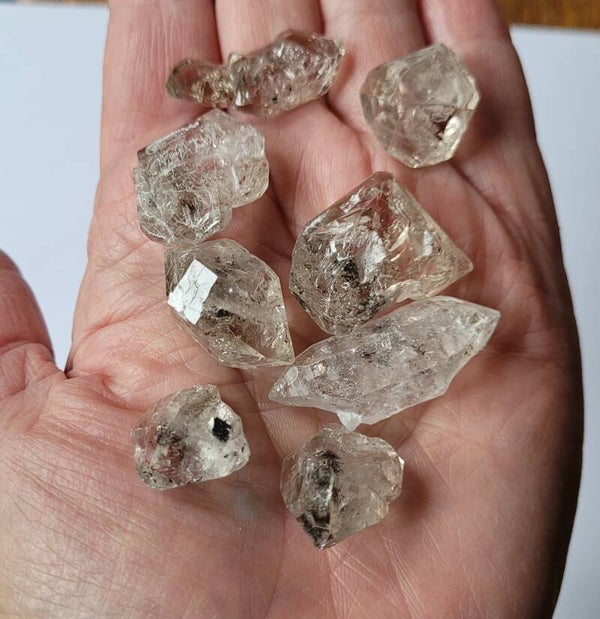 8 st. ruwe 'Herkimers´ Diamond Quartz with inclusions. 2 tm 3,5 cm 38 gr.