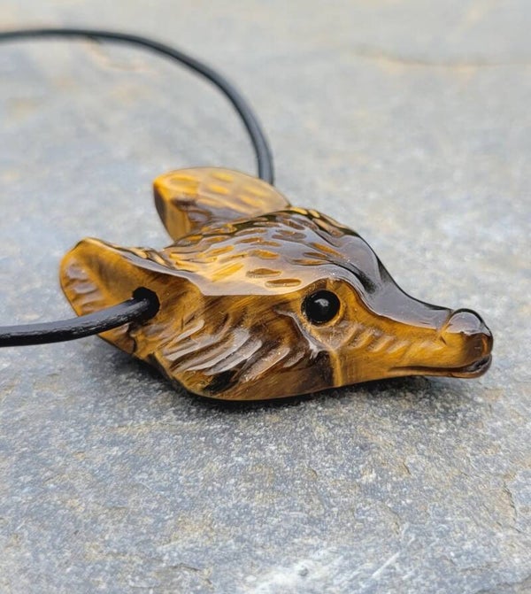 Tijgeroog Wolf carving geboord 4 cm Tigerauge Wolf gebohrt Carving wolf Tigerseye