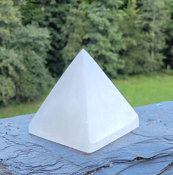 Piramide Seleniet/ Satijnspaat 9,5 x 9,5 cm ca. 850 gr. Pyramid Selenit, Pyramide Selenite