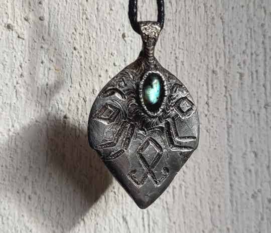 Handmade Zilver rune hanger met Labradoriet 4,5 cm Rune Anhänger Silber Labradorit, Rune pendant Silver Labradorite