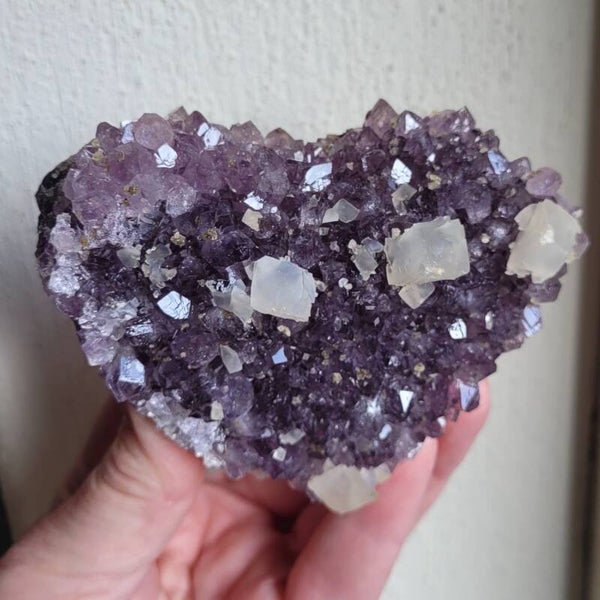 Amethist Uruguay hartvorm 9 cm 247 gr. Amethyst Uruguay Herz , Heartshape with Calcite