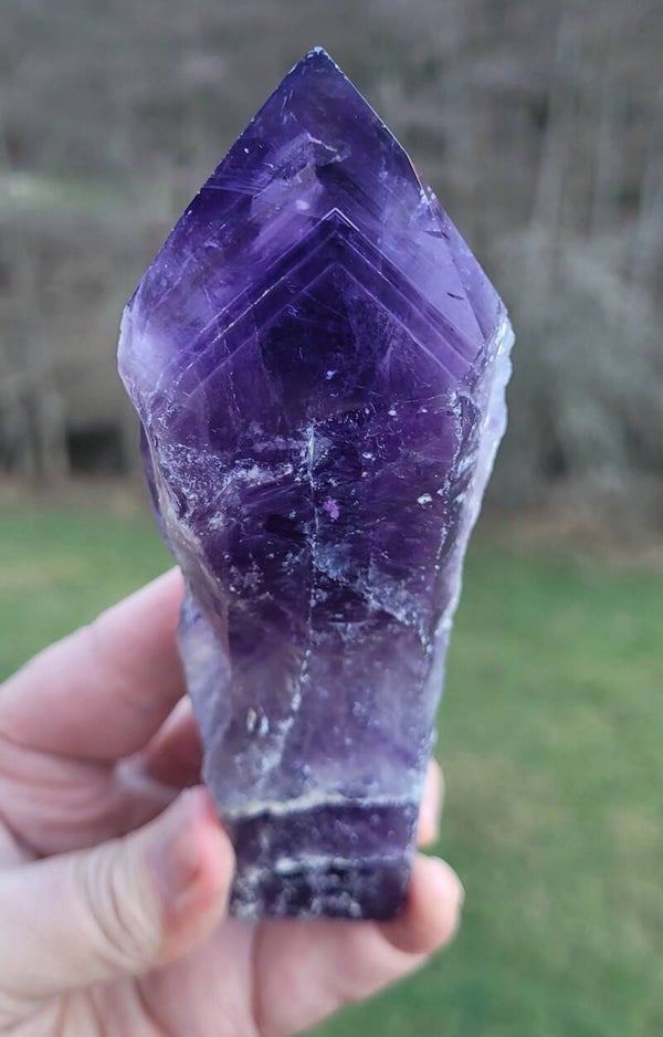 Ruwe punt Amethist Bahia met fantomen 303 gr. 15 cm Roh spitz Amethyst Bahia mit Phantome, Rough Amethyst crystal with phantoms