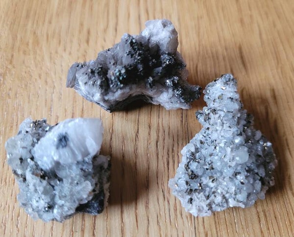 3 St. Kleine clusters Calciet met Marcasiet en/of Chalcopyriet 66 gr. Ca. 3 cm Des Limites 3 st. Calcit, Marcasit/ Chalcopyrit, 3 pc. Calcite, Chalcopyrite Belgium