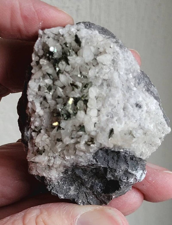 Calciet met Marcasiet en/of Chalcopyriet Des Limites Belgie 70 gr. 5 cm Calcit mit Marcasit/ Chalcopyrit, Calcite with Chalcopyrite Belgium