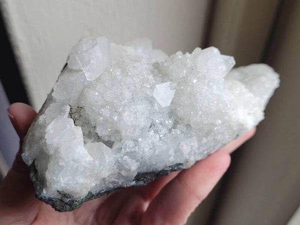 Ruwe Apophylite op matrix 577 gr. 12 cm Apophyllith  Apophylite on matrix.