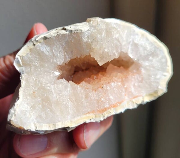 Juchem Kwartsgeode 8 cm 182 gr. Quarzdruse, Quartzgeode steinbruch Juchem.