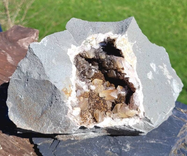 Juchem donkere kwartsgeode met Calcietkristallen 2760 gr. 19 cm dunkle quarzdruse mit Calcitkrisyalle, Dark Quartzgeode with Calcite