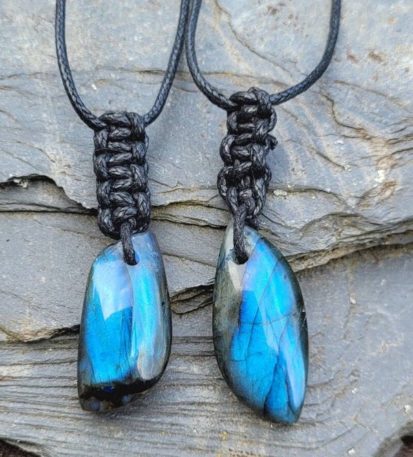 Hanger Blue Flash Labradoriet ca.3 cm labradradorith Anhänger,  Labradorite pendant macramé