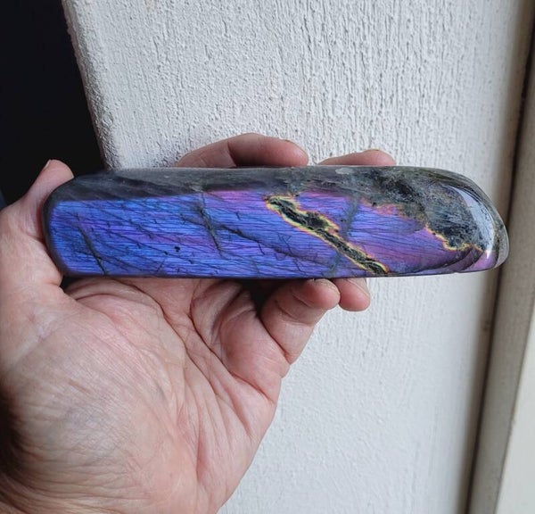 Purple Labradorite sculpture 256 gr. 14 cm, Lila Labradorith, Paarse Labradoriet sculptuur liggend