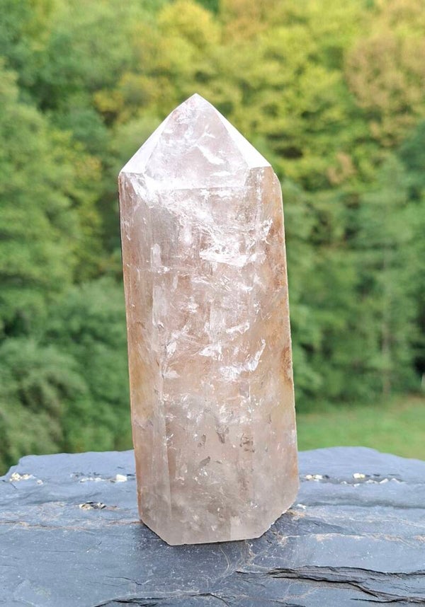 Half geslepen Bergkristal met Hematiet 614 gr. 15 cm Halb geschliffen spitz Bergkristall it Hämatit. Half polished quartz crystal with hematite