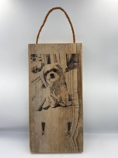 Hondje gebrand op plankje met haakjes om riem op te hangen