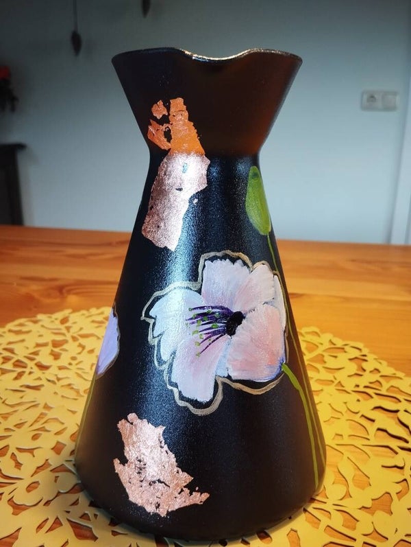 Zwarte vaas 'lila klaprozen' 2