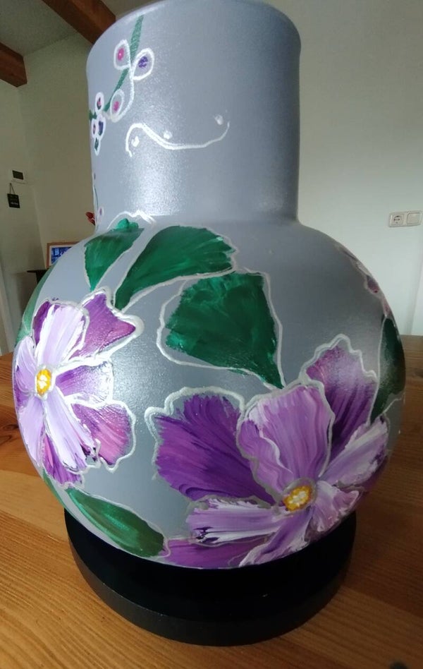 Lichtgrijze vaas 'paarse bloemen'