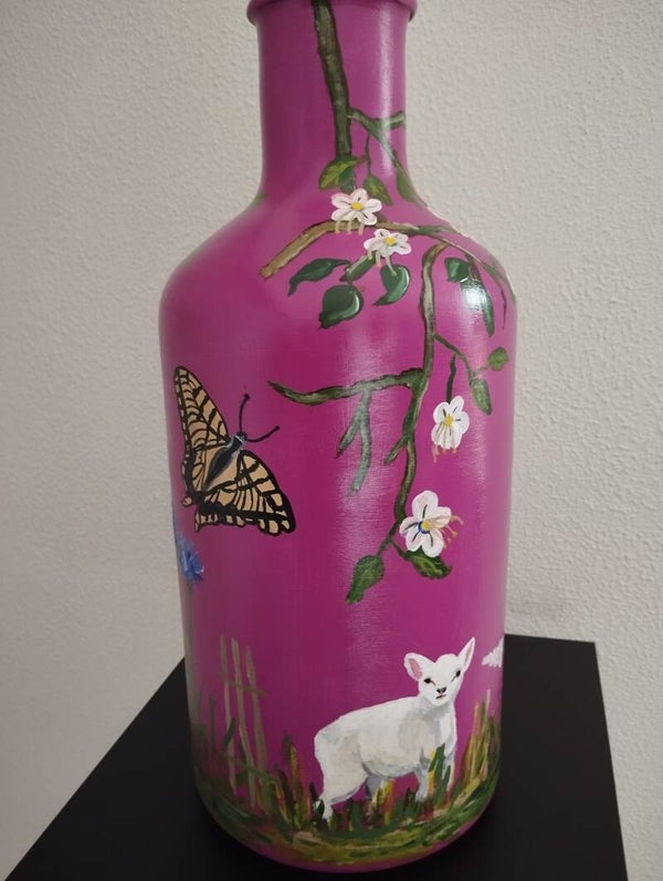 Rood violette vaas ' Voorjaar met lam'