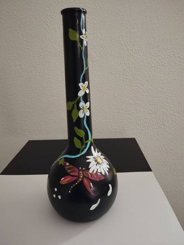 Zwarte vaas 'libel en margriet'