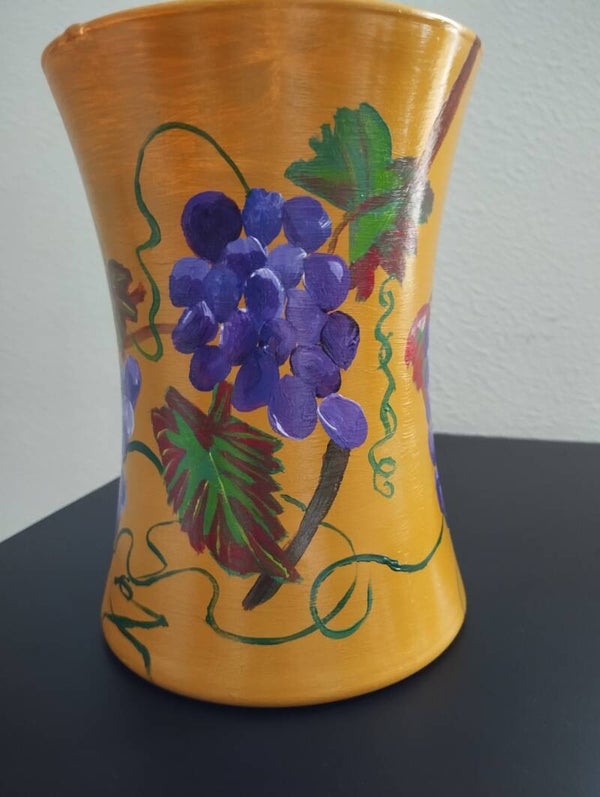 Okergele vaas 'blauwe druif'