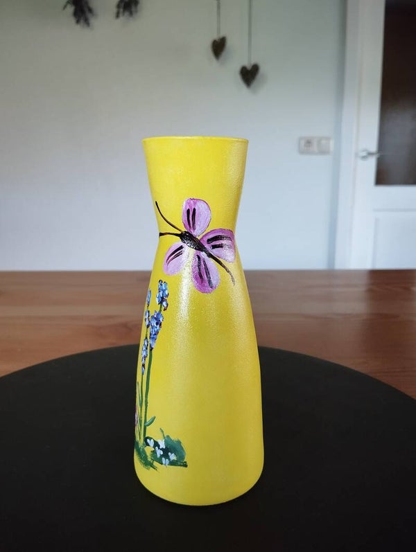 Gele vaas 'roze vlinder'