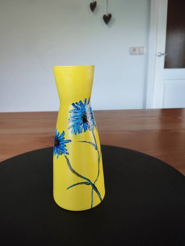 Gele vaas 'korenbloemen'