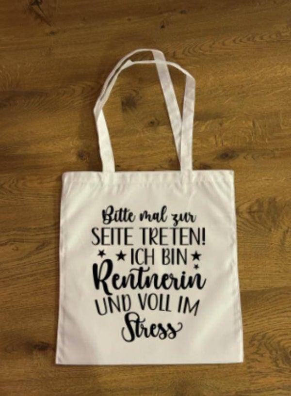 Einkaufstasche Rentnerin voll im Stresd