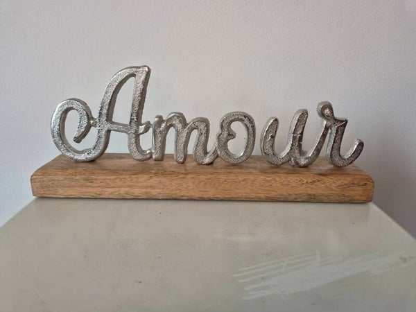Goldbach "Amour" gegoten aluminium op een houten voet (28x11cm)