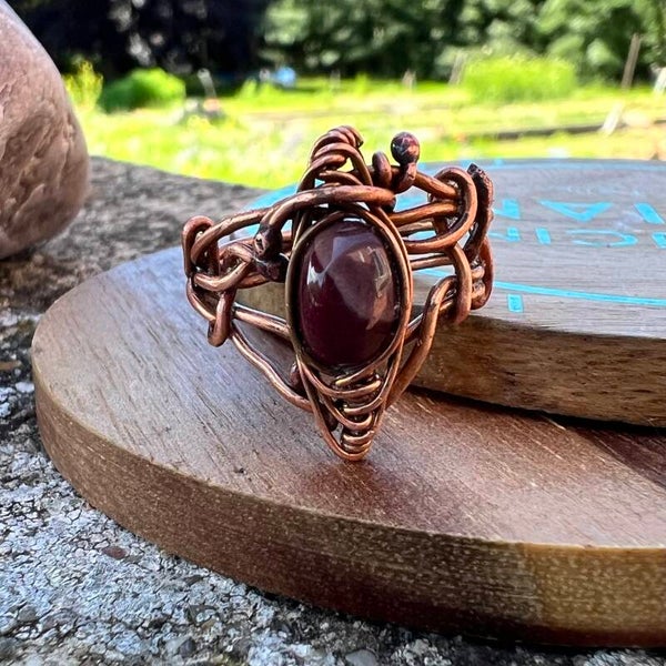 Nordica - Hilda Unik håndlavet ring rødlig Mookait