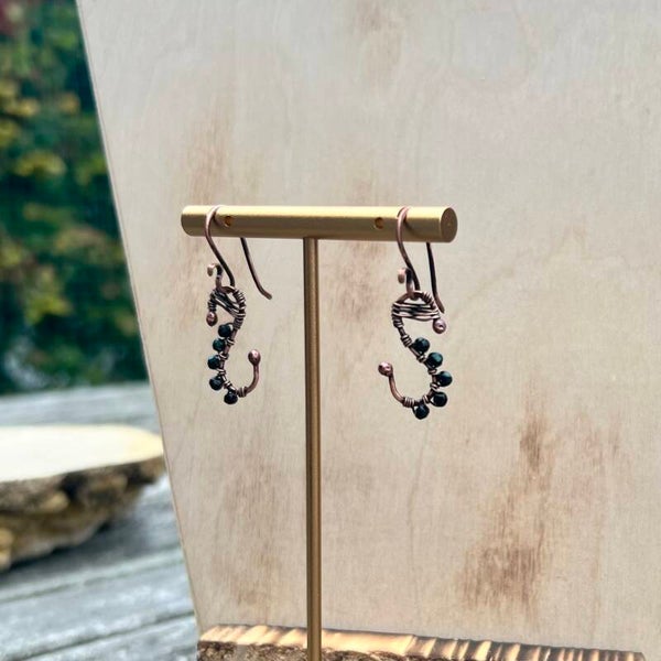 Nordica - Skymir Unik Håndlavet øreringe med mørkegrønne detaljer