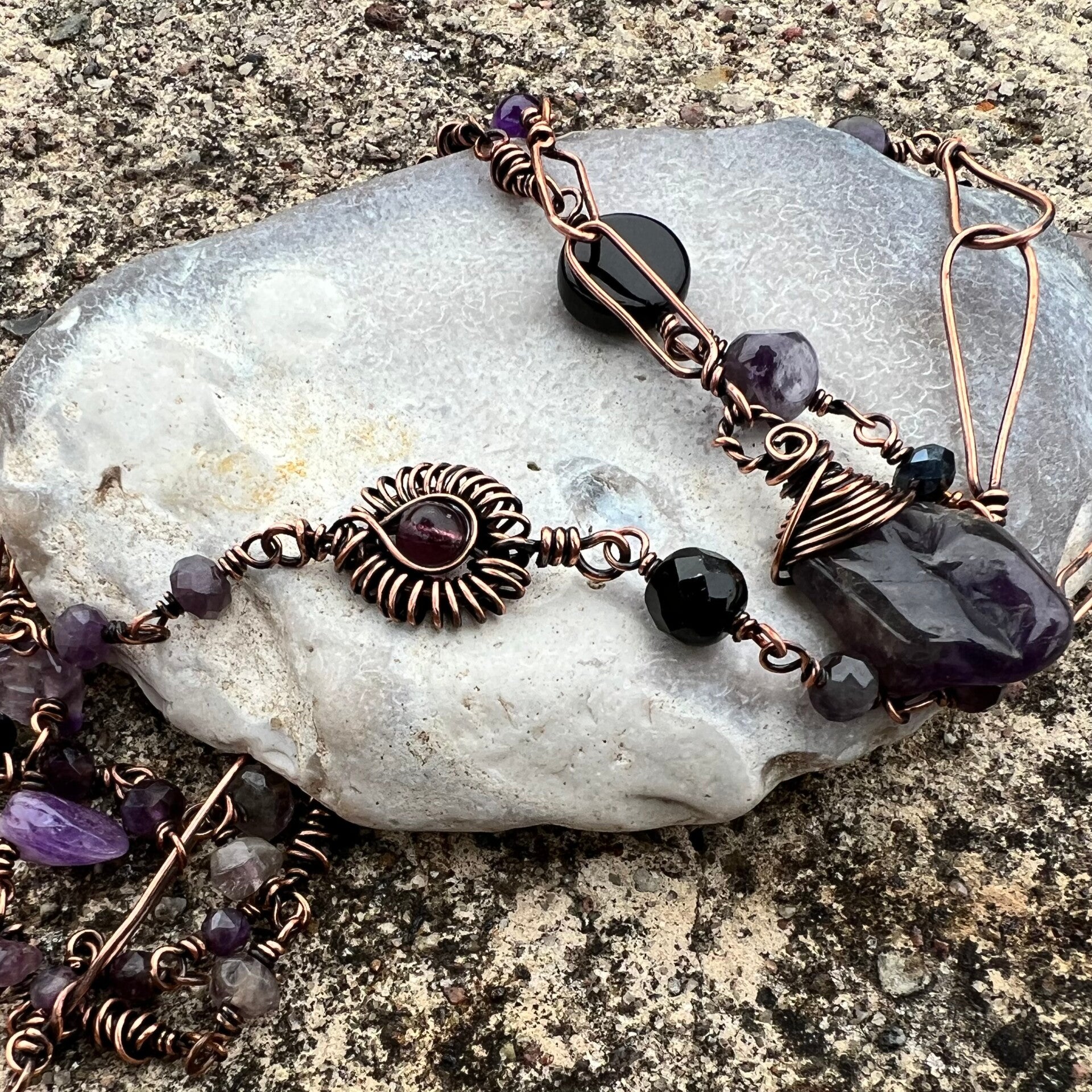 Nature Spirit - Månaskin Unik håndlavet lang halskæde med Ametyst