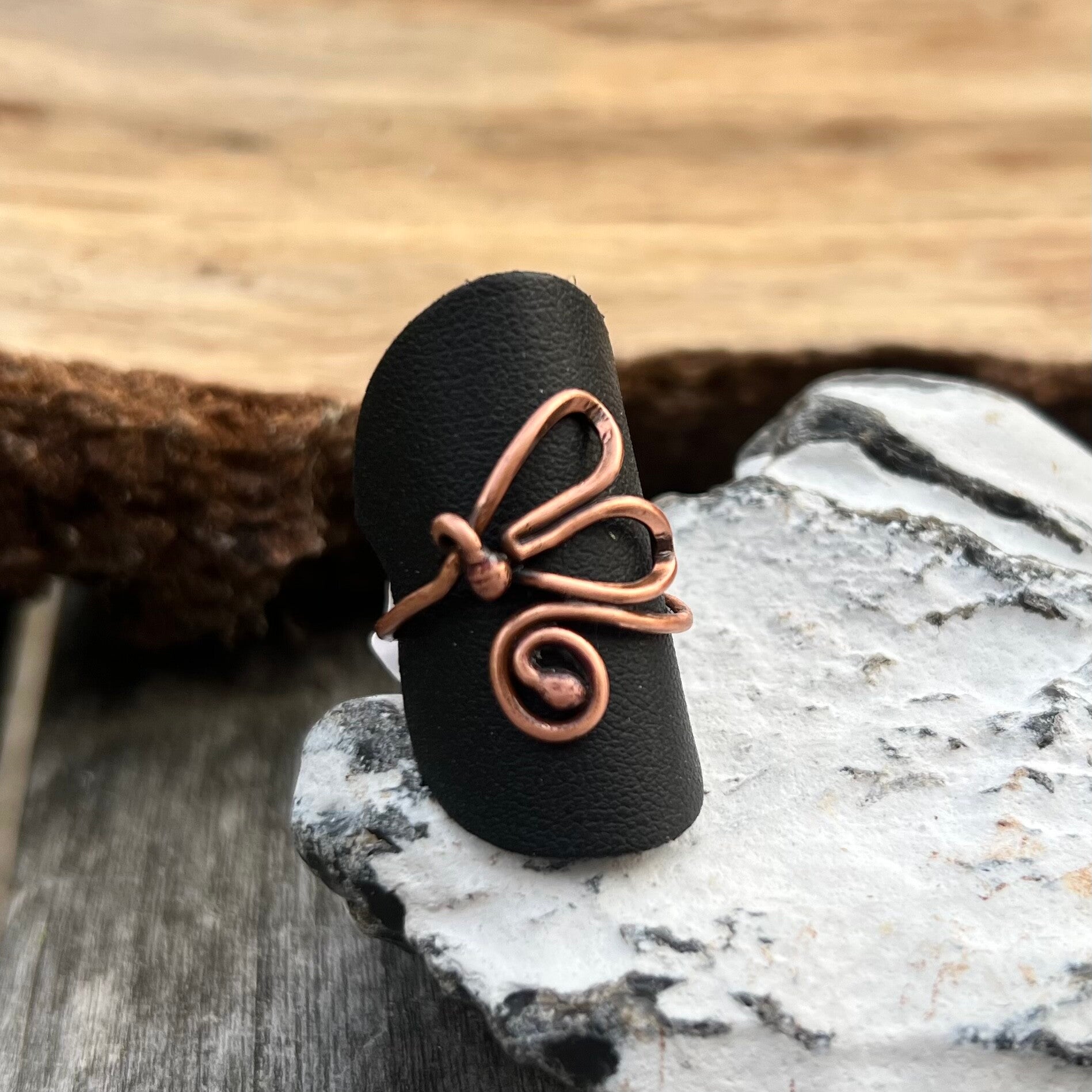 Knot & Thread - Vinge Unik håndlavet ring (Venstre vendt)