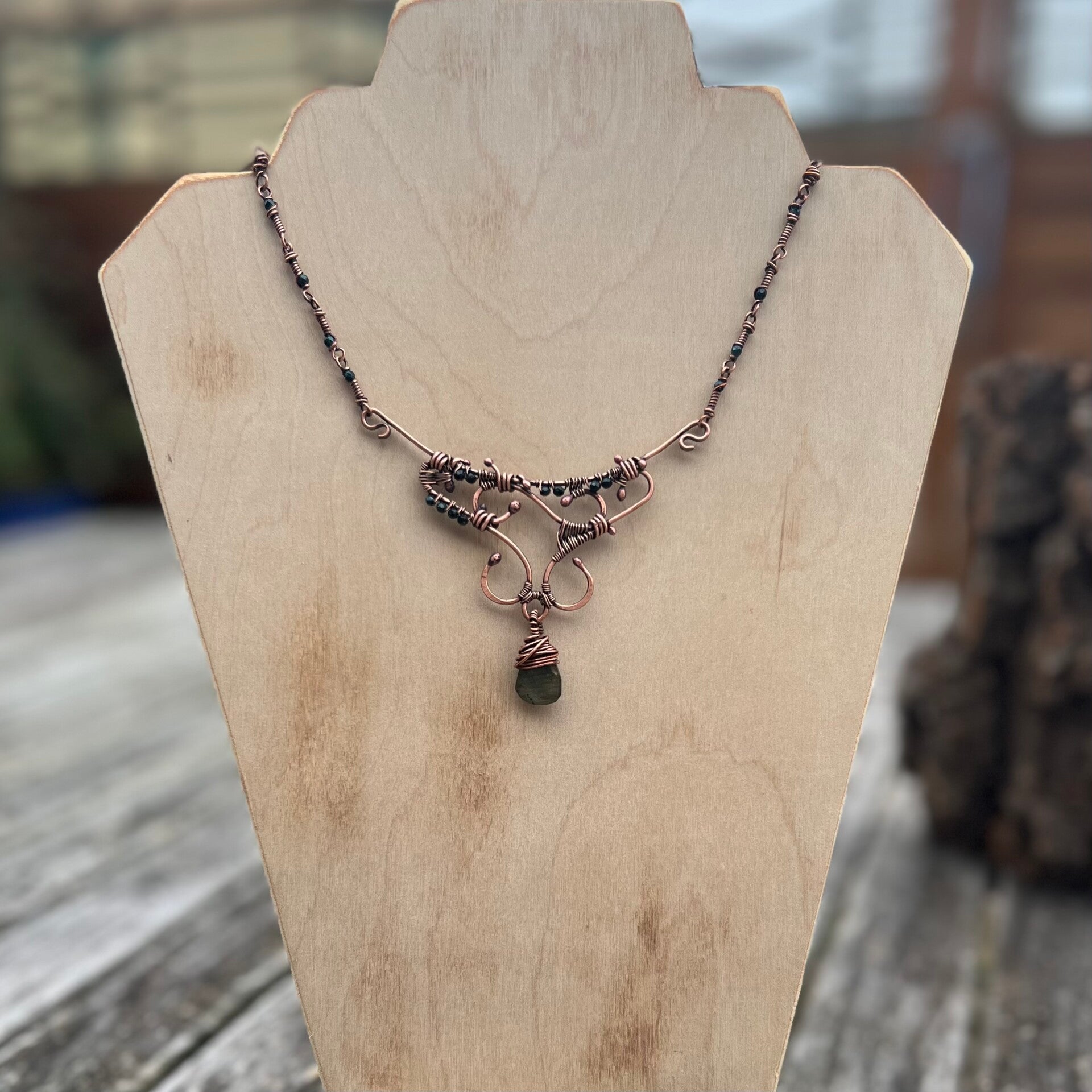 Nordica - Skymir Unik halskæde i håndformet kobber og Labradorit