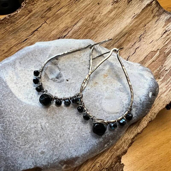 Hoop & Drop - Ravnen Unik håndlavet øreringe sølv