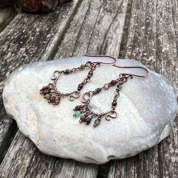 Nordica - Eir Unik Håndlavede Øreringe i Oxideret Kobber og Chrysopras