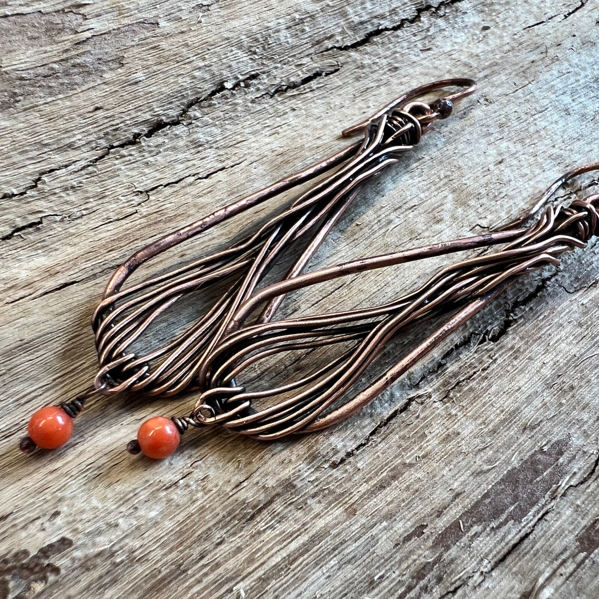 Unik håndlavet øreringe med Koral | Hoop & Drop – Vildglød