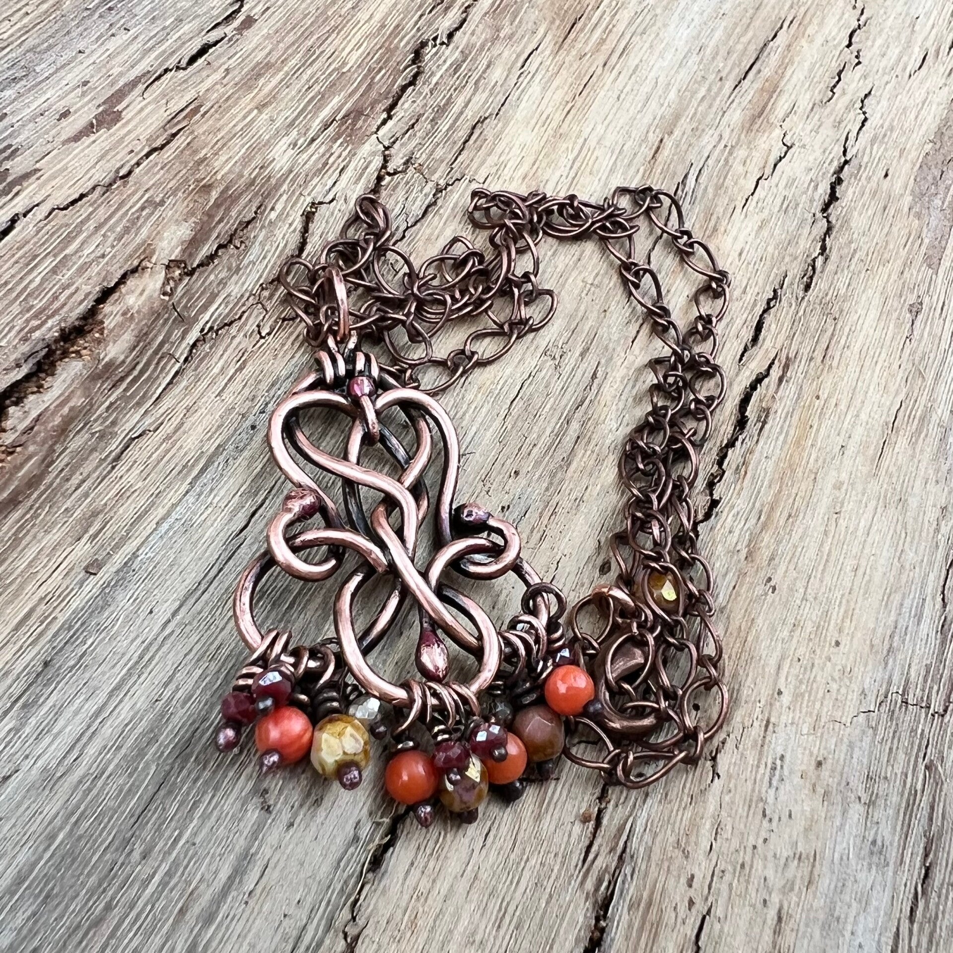 Håndlavet unika – Nordica – Ansuz | Keltisk kobbervedhæng med koral