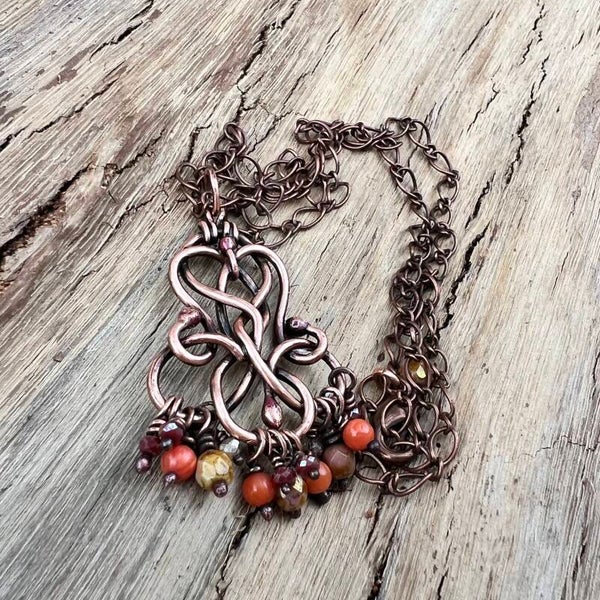 Håndlavet unika – Nordica – Ansuz | Keltisk kobbervedhæng med koral