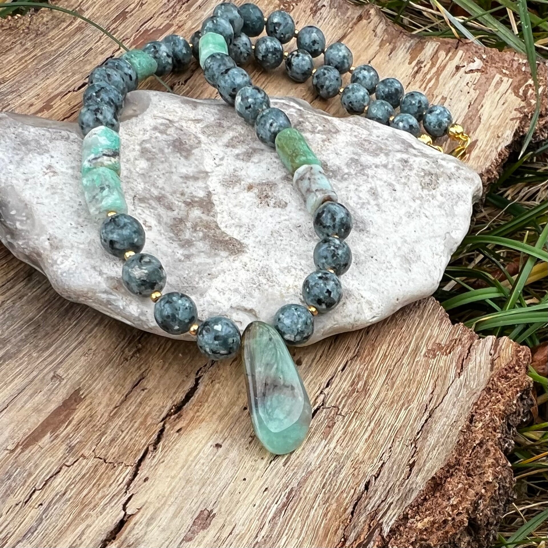 Håndlavet unika – Wild North – Fjeld bæk | Halskæde med Chrysopras og Dolomit