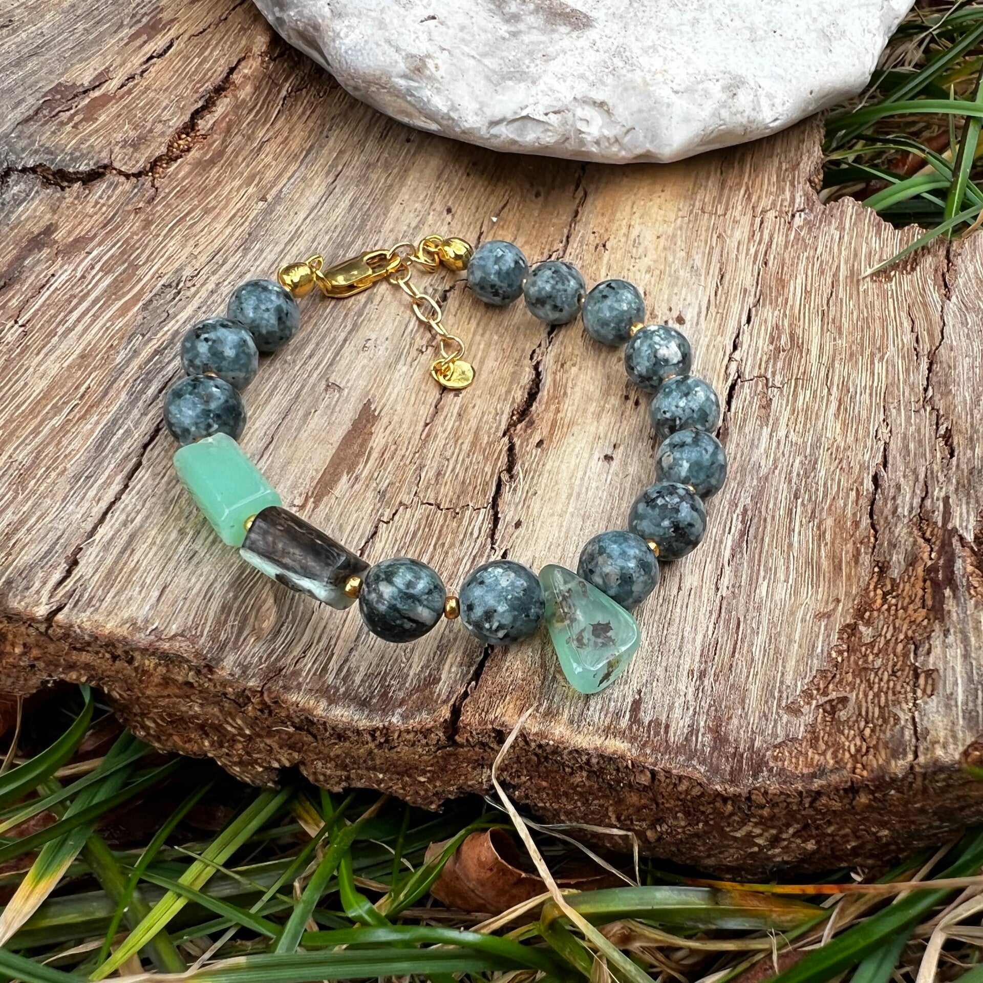 Håndlavet unika – Wild North – Fjeld bæk | Armbånd med Chrysopras og Dolomit