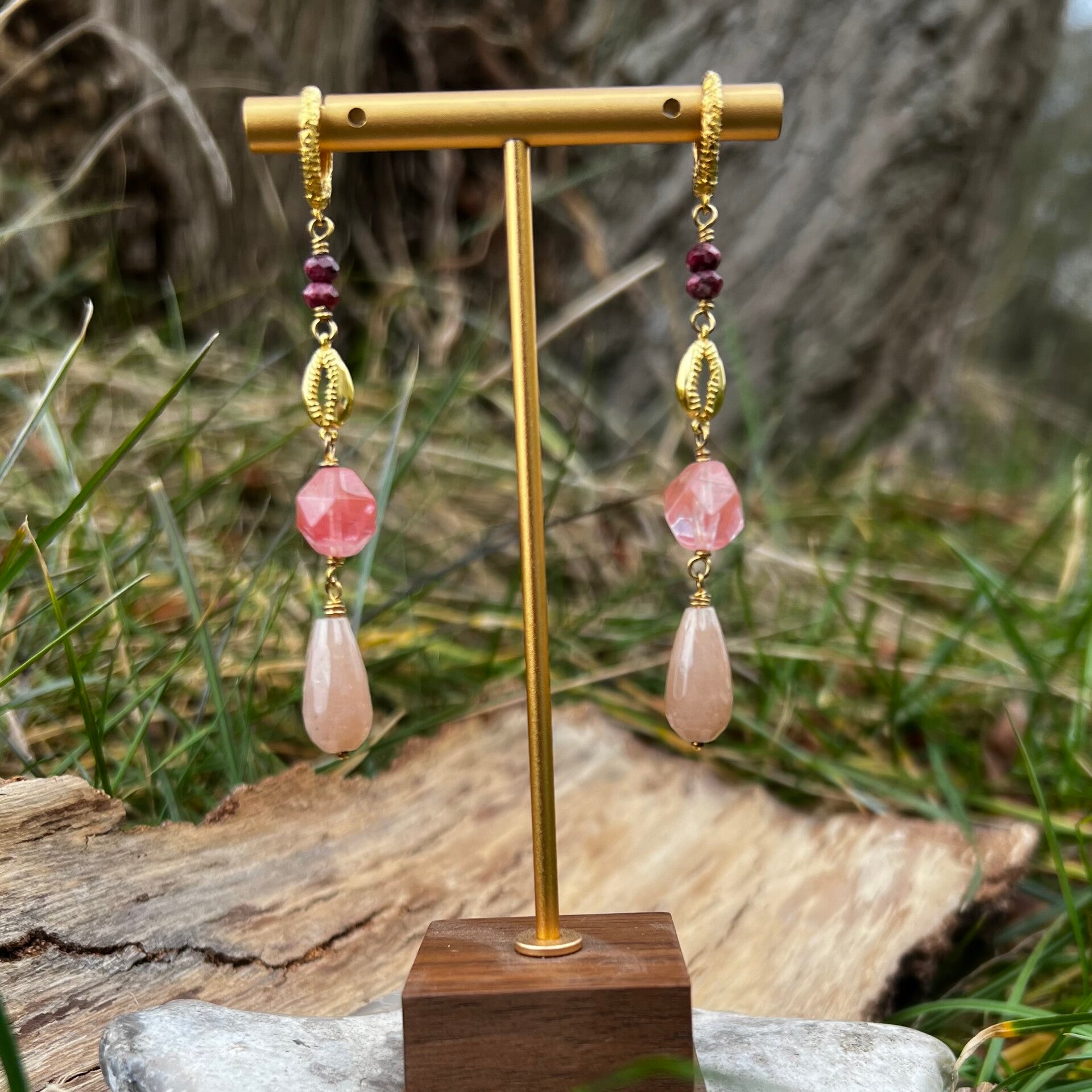 Håndlavet unika – Seaside – Havrose | Lange forgyldte creoler med Sunstone