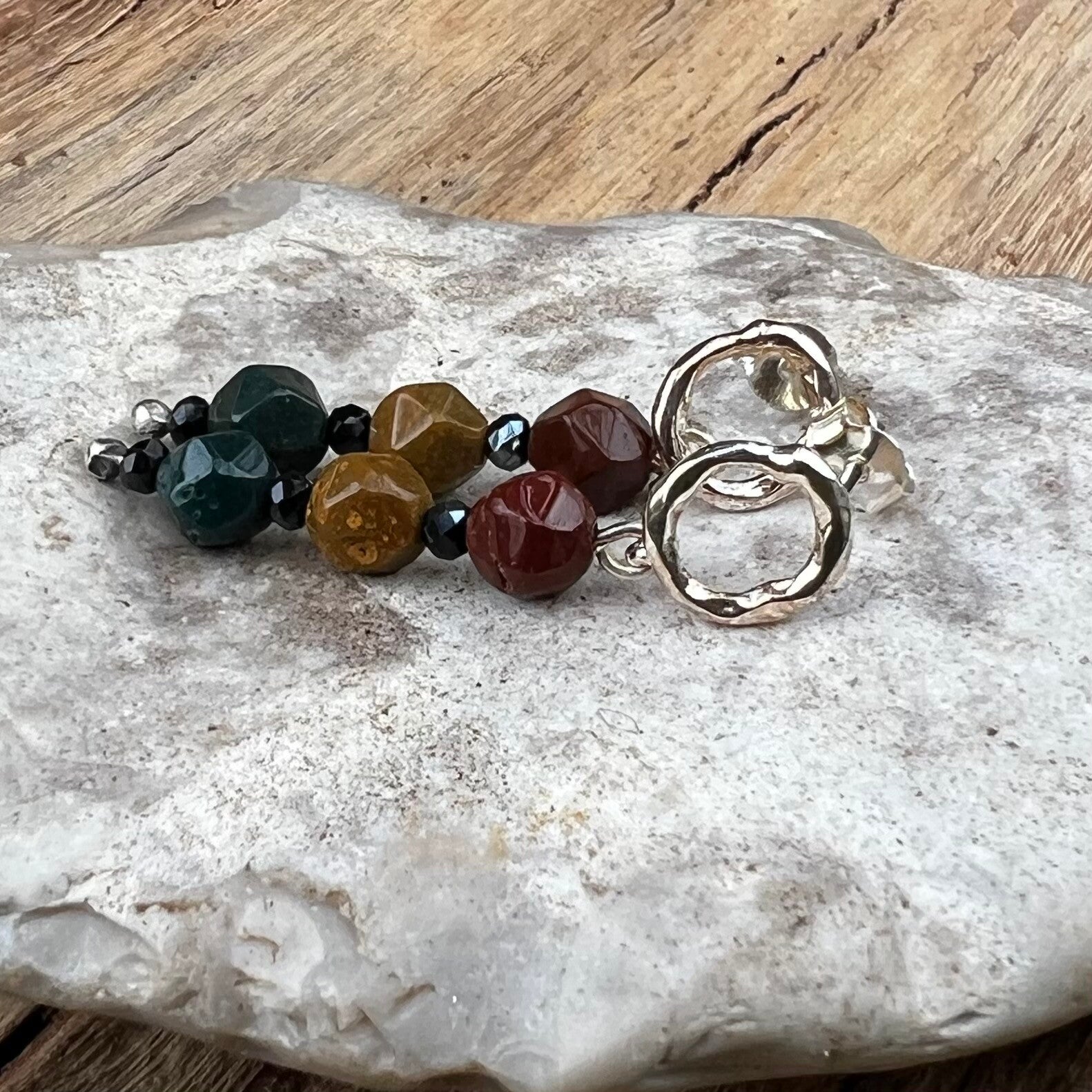 Håndlavet unika – Nordic Essence – Havdyb | Øreringe med rustikke ørestikker