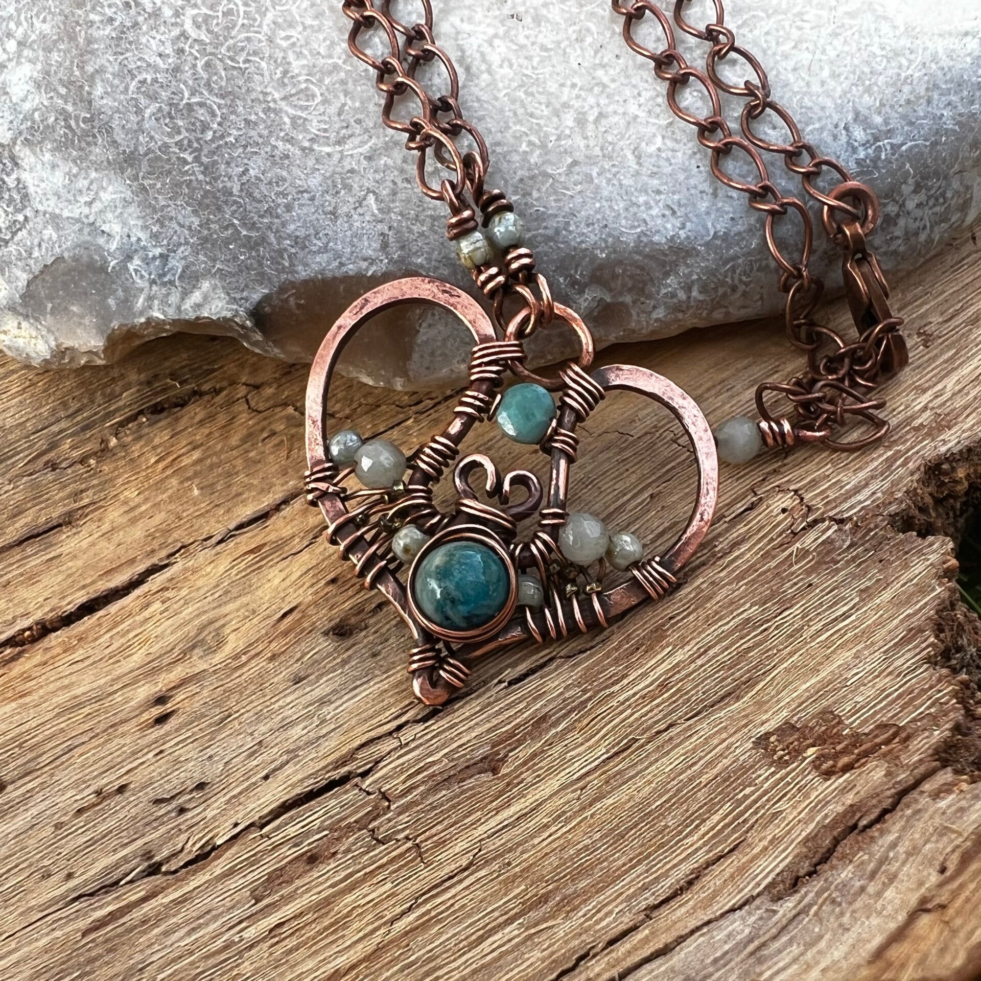 Håndlavet hjerte-halskæde i kobber med ædelsten og perler – Soulheart Serenity