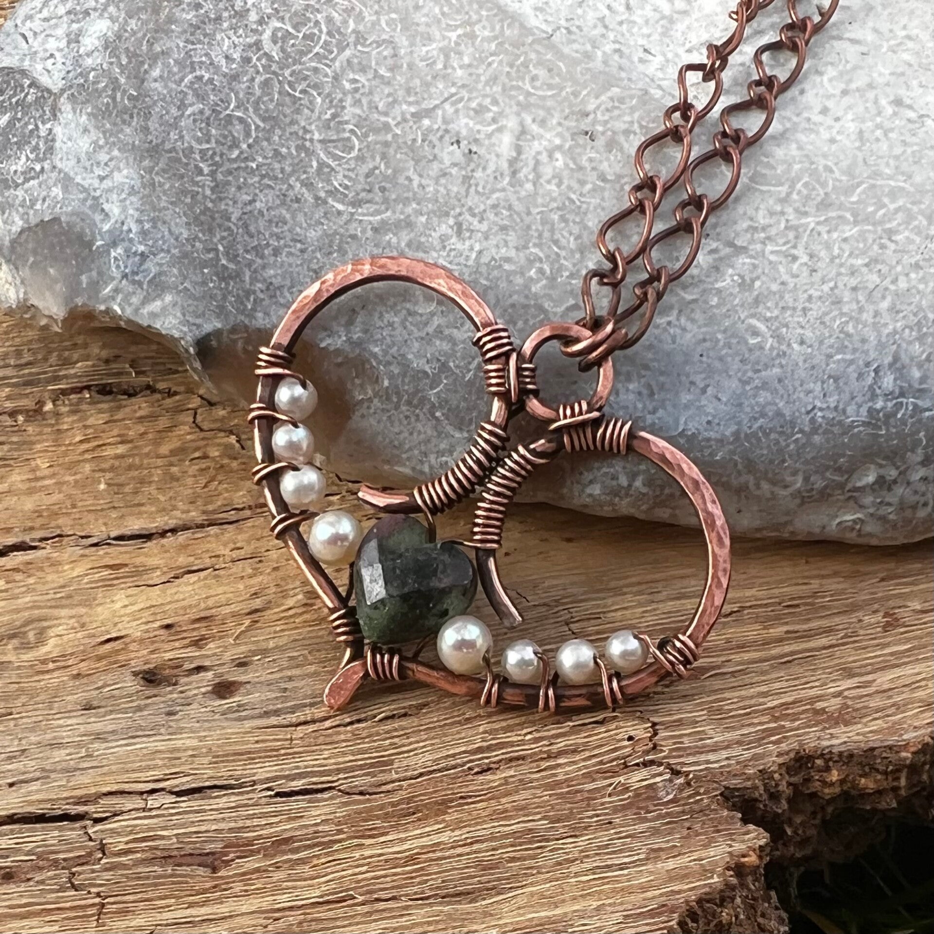Håndlavet hjerte-halskæde i kobber med Ferskvandsperler – Soulheart Zois