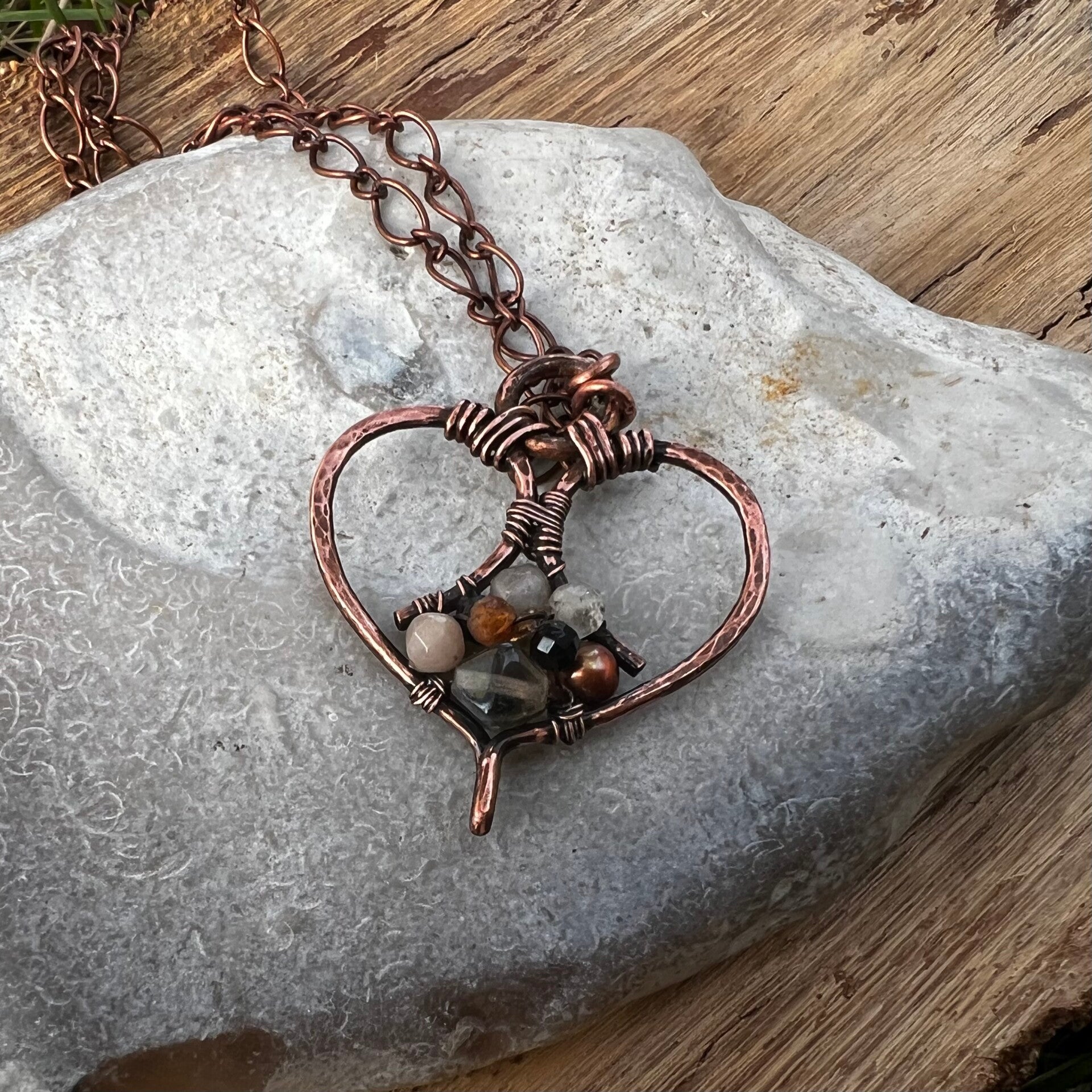 Håndlavet hjerte-halskæde i kobber med ædelsten og perler – Soulheart Aura