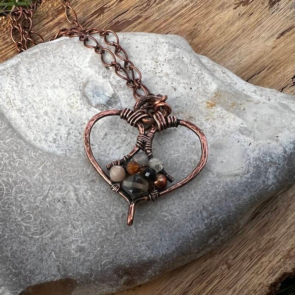 Håndlavet hjerte-halskæde i kobber med ædelsten og perler – Soulheart Aura