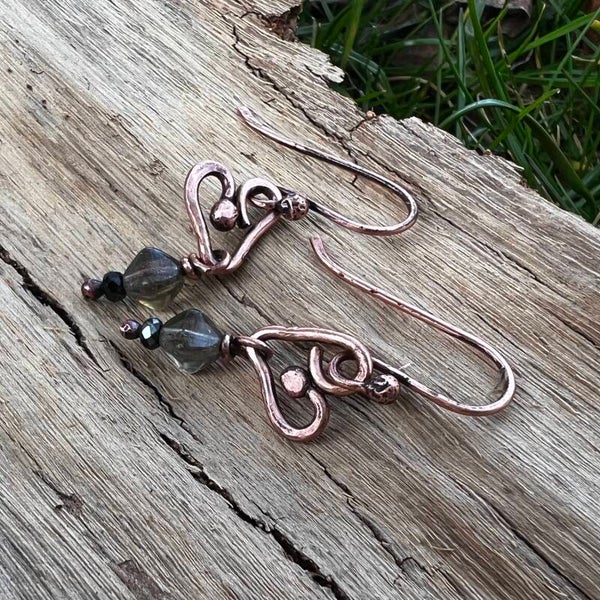 Håndlavet unika øreringe i kobber og Labradorit | Soulheart – Luna