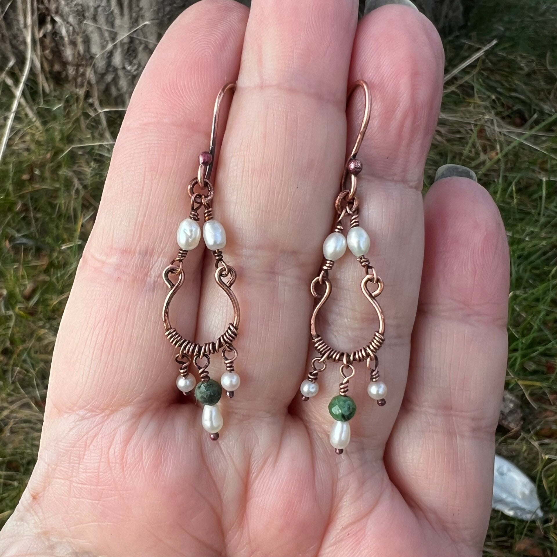 Håndlavet øreringe i Unik design med Ferskvandsperler og Ruby Zoisite | Soulheart – Zois Chandelier