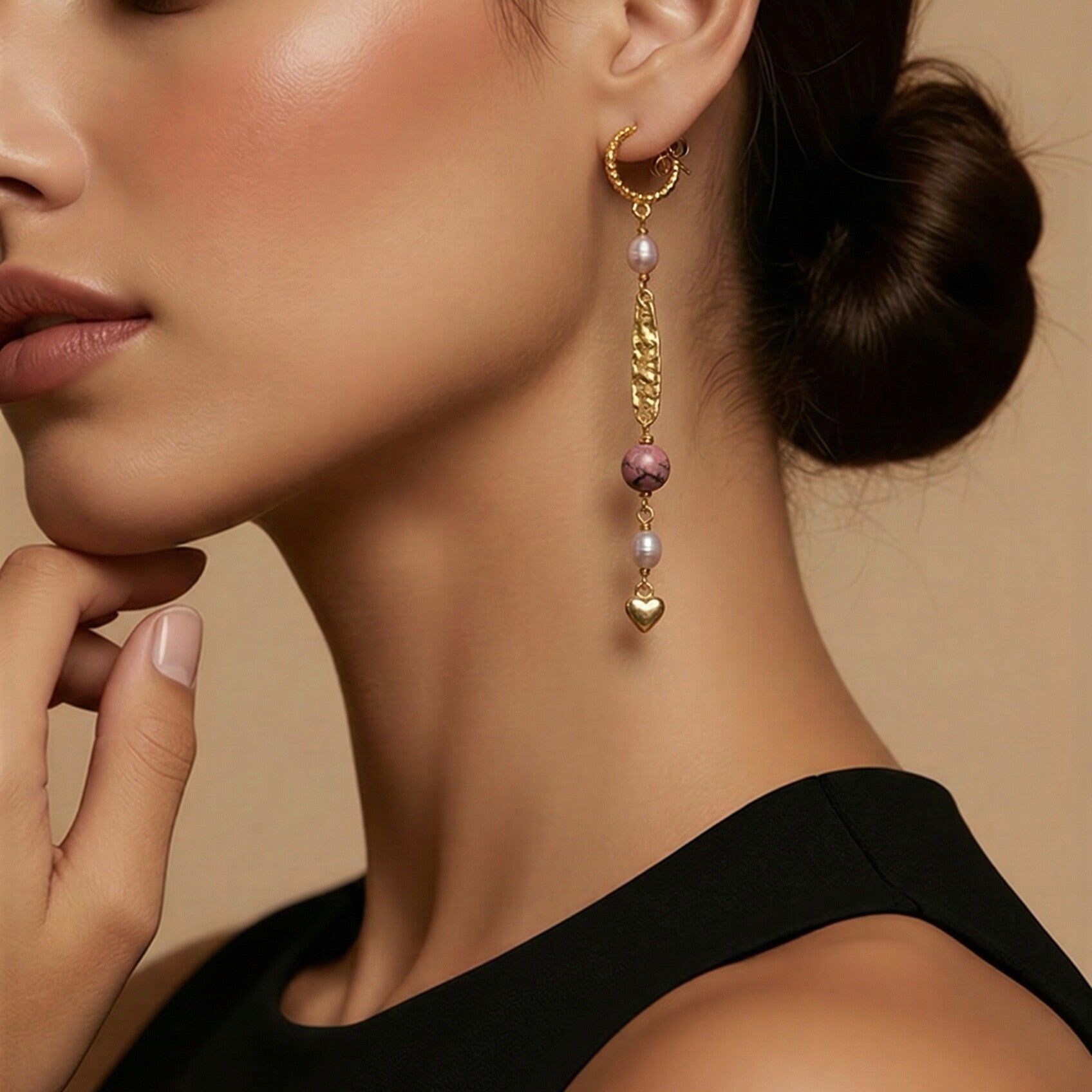 Håndlavet unika – Luna Rose – Månehjerte | Lange forgyldte øreringe med Rhodonit