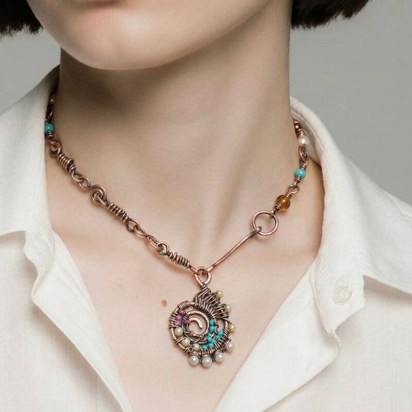 Håndlavet spiral-halskæde i kraftig kobber med ferskvandsperler | Tide Spiral Sol