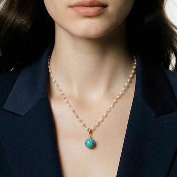 Håndlavet forgyldt sølvhalskæde med hvide ferskvandsperler og Amazonit | Pure Grace