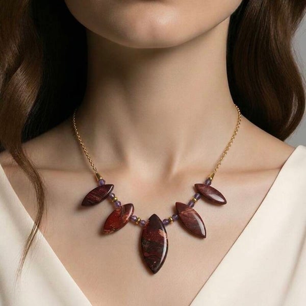 Håndlavet forgyldt sølvhalskæde med rød Jasper og facetslebet Ametyst | Iduns Glød